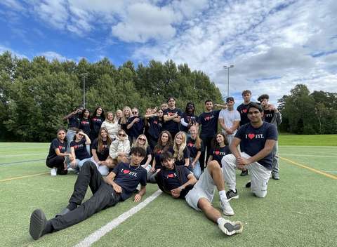 Tutorit ryhmäkuvassa kentällä.