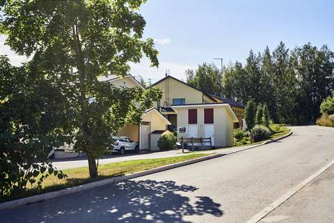  En gata med ljusa hus till vänster.