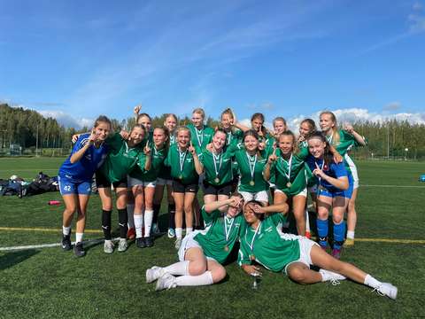 Tyttöjen voitokas jalkapallojoukkue syksy 2023