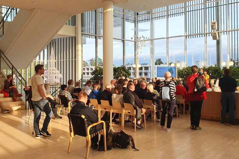 Invånare samlade för att lyssna på evenemangets gemensamma infodel.