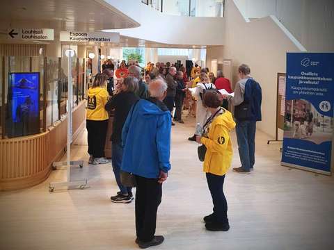 Fullt med folk i kulturcentrets entréhall.