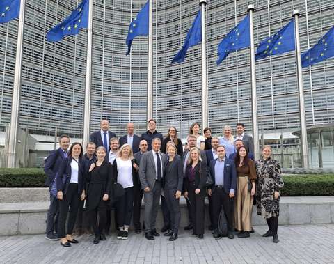 Espoon kaupunginhallitus matkaseurueineen ryhmäkuvassa Berlaymont-rakennuksen edustalla Brysselissä.