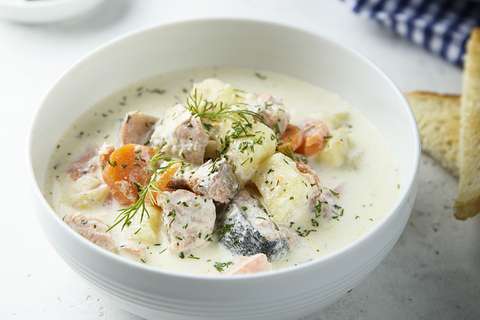 Lohikeittoa kulhossa.