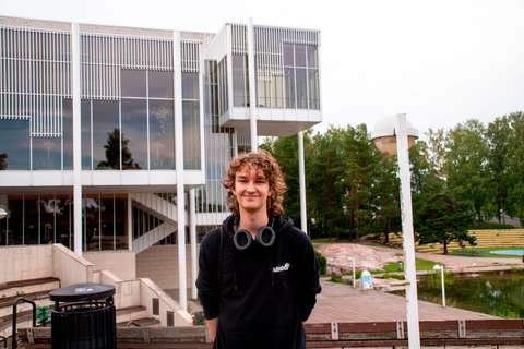 Pessi Heiskanen seisoo Tapiolan kulttuuritalon edessä