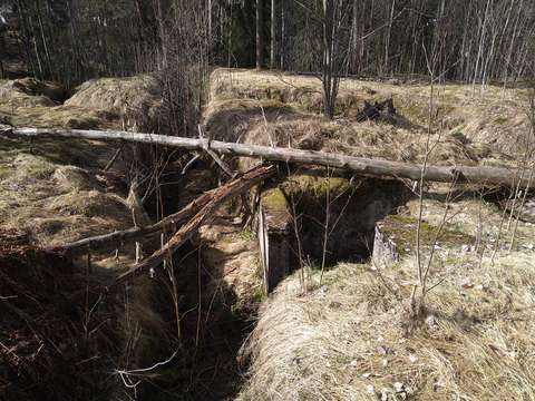 Tukikohta, joka muodostuu isoista kivistä ja niiden välissä olevasta tilasta maassa.
