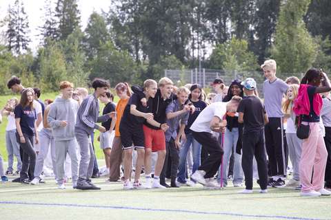 Opiskelijat leikkivät tukkihumala-leikki joukkeittain kannustaen toisiaan. 