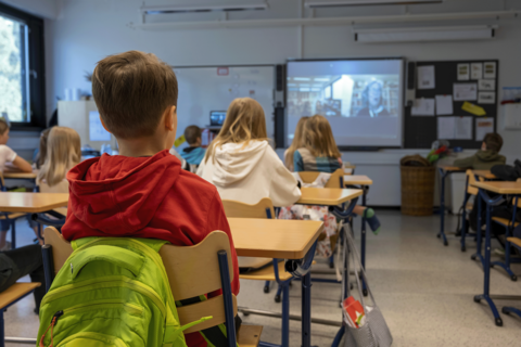 Lapset istuvat luokkahuoneessa,