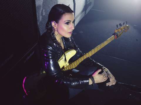 Ida Nielsen bassokitara kainalossaan.