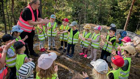 Luontoryhmän lapset metsässä.