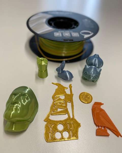 Erilaisia 3D-tulostimella printattuja esineitä.