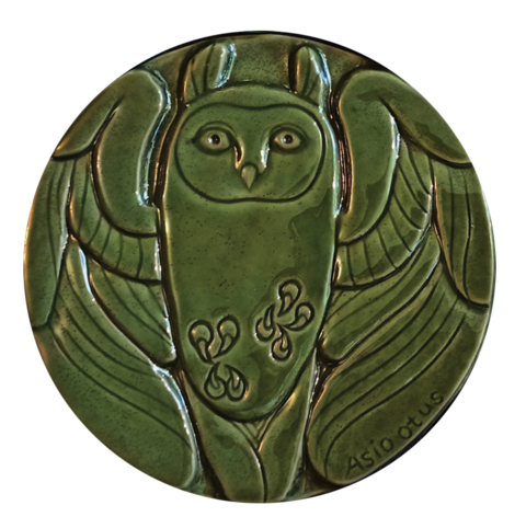 Yksityiskohta Ville Heimalan teosehdotuksesta Keran kukko. Pyöreässä kuvassa vihreä lintu, joka levittää siipensä.