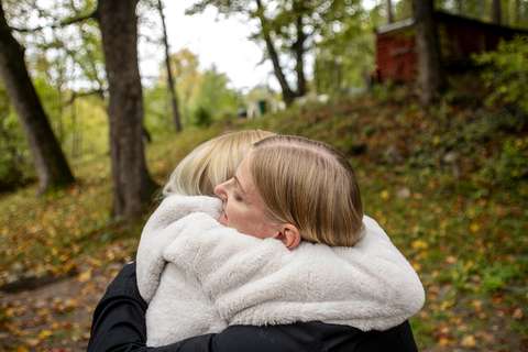 Jenni and Emilia hugging each other.