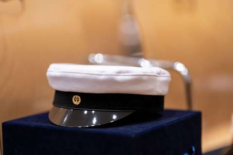 ylioppilaslakki tuolilla