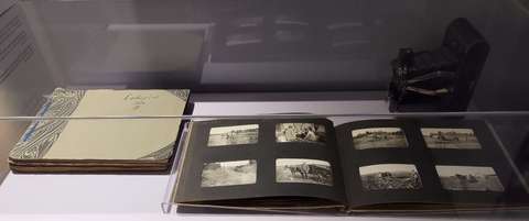 Vanhoja mustavalkoisia valokuvia erilaissa albumeissa.