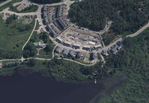 Ilmakuvassa näkyvät alueella olevat rakennukset ja metsää.