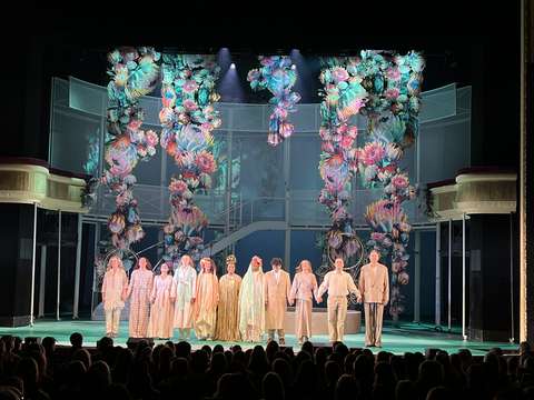 Esiintyjät seisovat teatterin lavalla