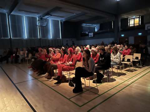 Juhlaan osallistujia istumassa salissa