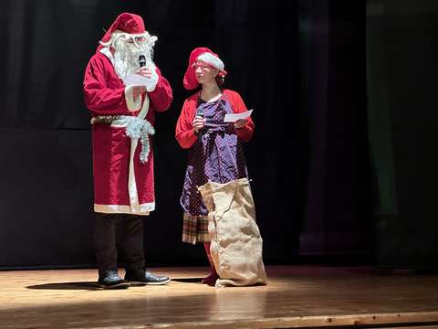 Pukki ja muori lavalla