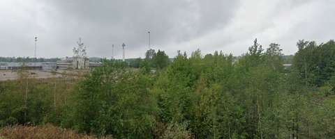 Karamalmintien junanradan ylittävältä sillalta näkyy Keran hallit ja kuvan oikeassa laidassa erottaa junanradan.