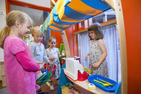 Lapset leikkivät kauppaa.