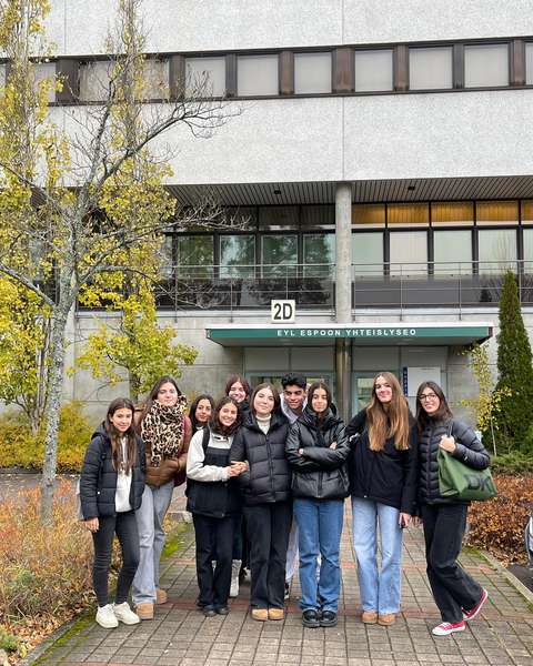 Espanjalaiset opiskelijat koulurakennuksen edessä.