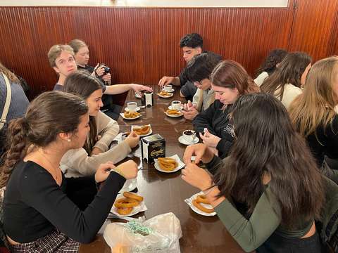 Opiskelijat syövät churroja.