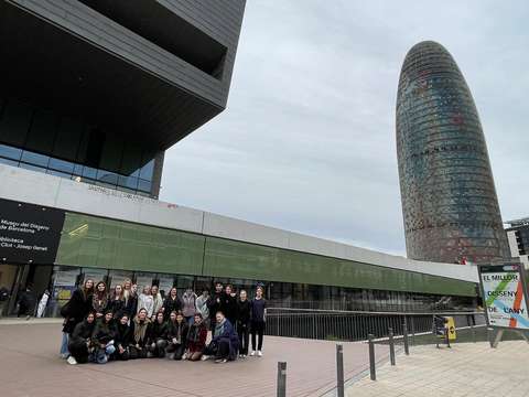 Opiskelijat modernin museon edessä Barcelonassa.