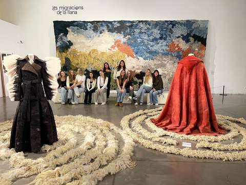 Opiskelijat museossa taulun edessä.