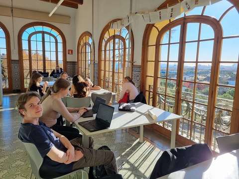 Opiskelijat kirjastossa.