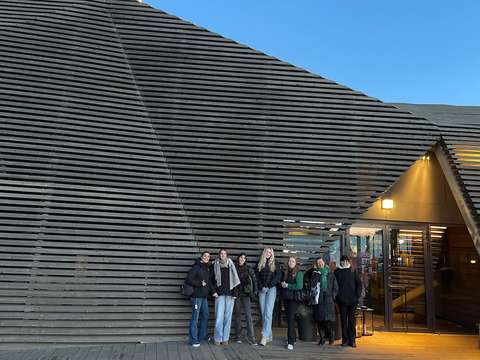 Vaihto-oppilaat hymyilevät Löylyn edessä.