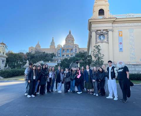 Opiskelijat vanhan museon edessä Barcelonassa.