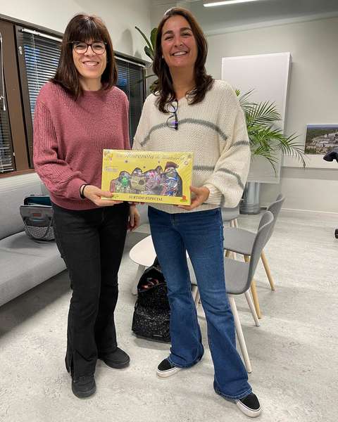 Opettajat suklaalatikon kanssa.