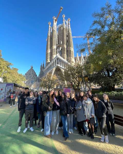 Opiskelijat kirkon edessä.