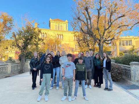 Opiskelijat barcelonalaisen koulun edessä.