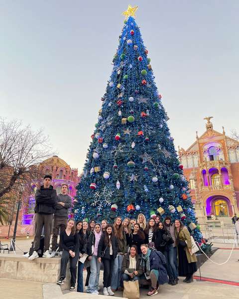 Opiskelijat Barcelonassa joulukuusen edessä.