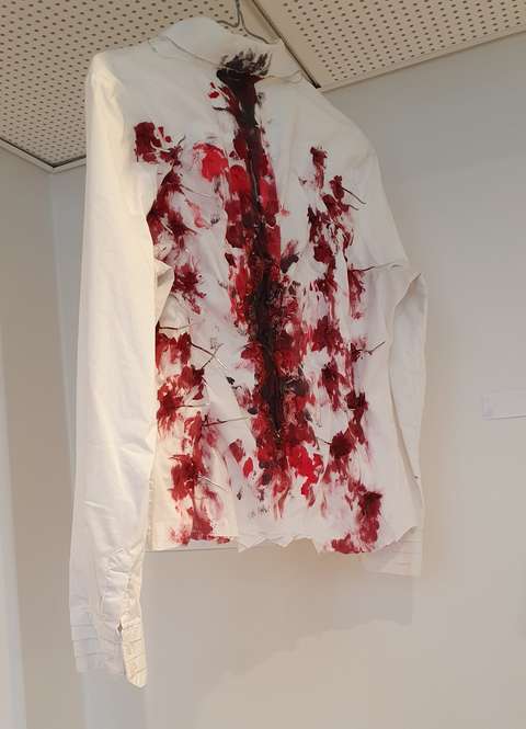 taideteos, jossa tekoverta paidassa