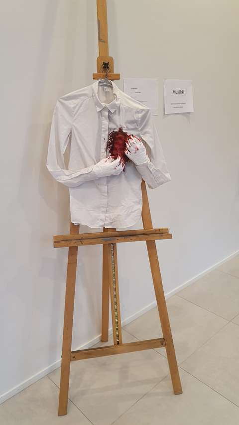 taideteos, jossa paita ja sydämen kohdalla tekoverta