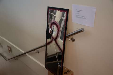 taideteos, rikottu peili, johon maalattu ihmiset ääriviivat