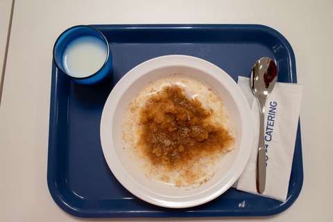 riisipuurolautanen, maitolasi