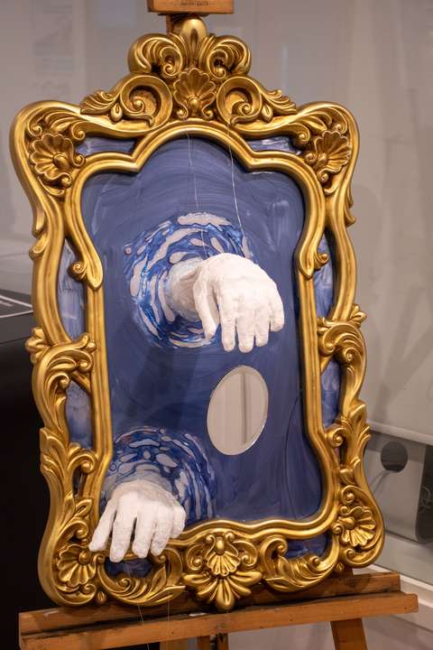 taideteos jossa käsipatsaat ja peili