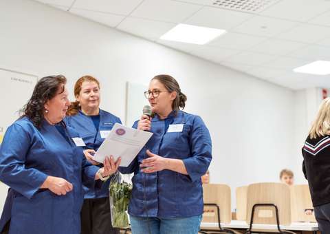 kolme Espoo catering -työntekijää, yhdellä mikrofoni