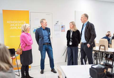 lukiolaisen vanhempi sekä kasvun ja oppimisen lautakunnan jäsenn Jenni Koski, Viherlaakson lukion rehtori Jussi Rekilä, virka-apulaisrehtori Isa Järveläinen sekä toisen asteen johtaja Tapio Erma seisomassa ja juttelemassa