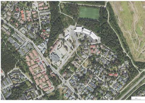 Flygbild över planområdet år 2023. På bilden syns skolan Mankkaanpuron koulu, skolan Mankkaan koulu och daghemmet Mankkaan päiväkoti samt Mankans lärarbostäder. I omgivningen finns småhus, en fotbollsplan och i nordöst en golfplan.