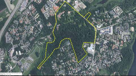 Kartanoalueen rakennusten ympärillä on puistoa ja metsäisiä luonnonsuojelualueita.