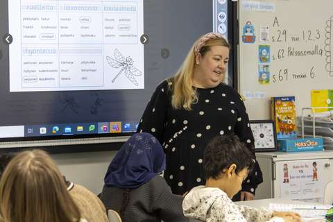 Opettaja Henna Antila opettaa luokkaansa suomenkielen tunnilla