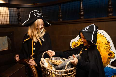 Två barn leker på Mauri Kunnas-utställningen på WeeGee.