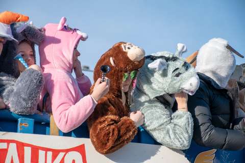 Naamiaisasuisia henkilöitä penkkareissa