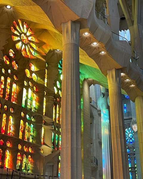 Valoa kirkon ikkunoista.