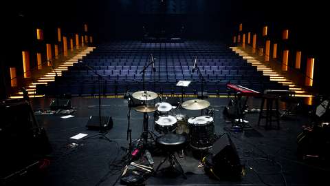 Sellosali kuvattuna lavalta katsomoon päin.