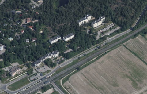 Ilmakuva alueelta, keskellä maantie.